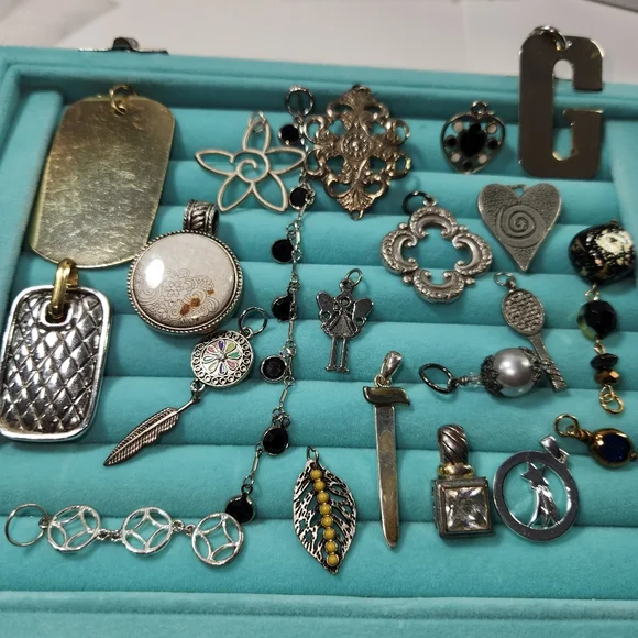 #2513, LOT OF VICTORIAN PENDANTS, 21 ITEMS - Picture 4 of 4